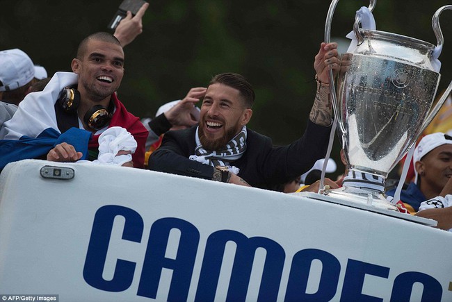 Ch&ugrave;m ảnh m&agrave;n rước C&uacute;p Champions League si&ecirc;u ho&agrave;nh tr&aacute;ng của d&agrave;n sao Real Madrid - Ảnh 14.