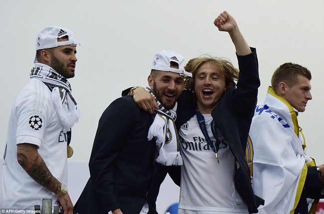 Ch&ugrave;m ảnh m&agrave;n rước C&uacute;p Champions League si&ecirc;u ho&agrave;nh tr&aacute;ng của d&agrave;n sao Real Madrid - Ảnh 15.