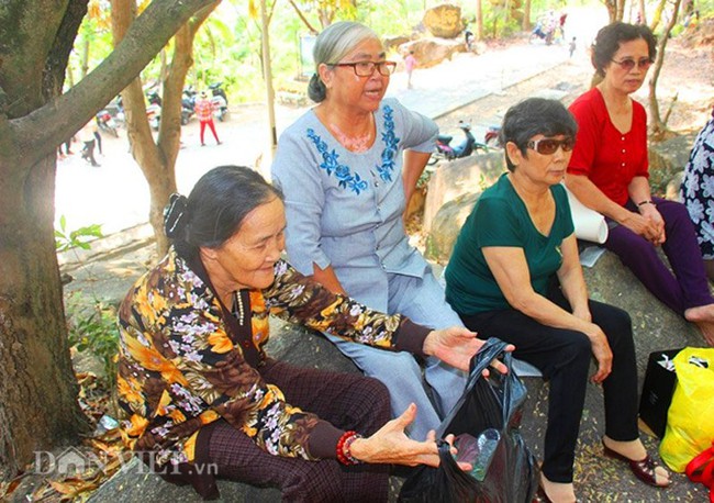 Du khách đến Ghềnh Ráng bị “bủa vây” bởi rác và... mùi khai - Ảnh 9.