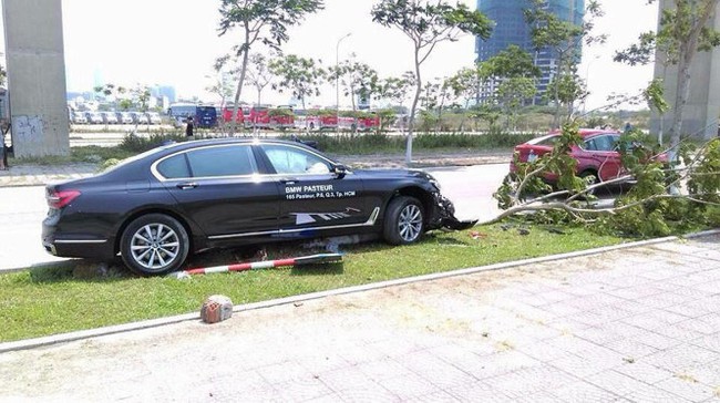 Khách lái thử, xe BMW hơn 4,4 tỷ đồng nát đầu - Ảnh 2.