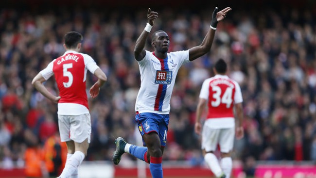 ​H&ograve;a Crystal Palace, Arsenal tan mộng v&ocirc; địch - Ảnh 2.
