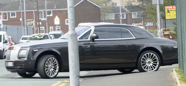 Yaya Toure chơi trội, mua 2 siêu xe Rolls Royce Phantom - Ảnh 2.