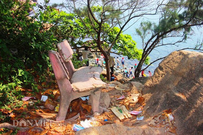 Du kh&aacute;ch đến Ghềnh R&aacute;ng bị &ldquo;bủa v&acirc;y&rdquo; bởi r&aacute;c v&agrave;... m&ugrave;i khai - Ảnh 2.