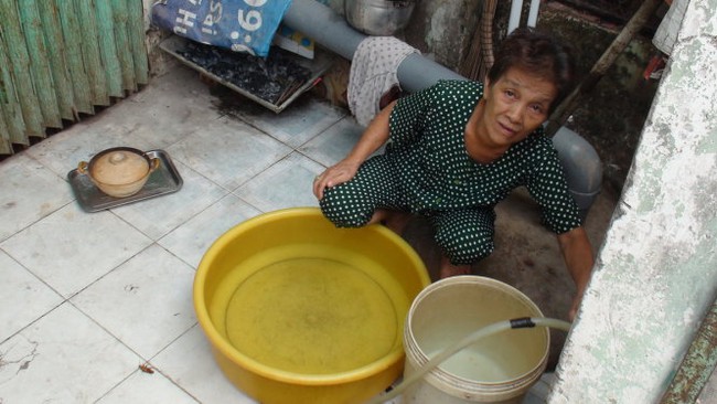 Nhiều hộ dân Sài Gòn bị cúp nước từ tối đến trưa - Ảnh 2.