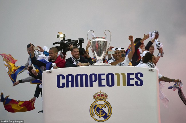 Ch&ugrave;m ảnh m&agrave;n rước C&uacute;p Champions League si&ecirc;u ho&agrave;nh tr&aacute;ng của d&agrave;n sao Real Madrid - Ảnh 3.