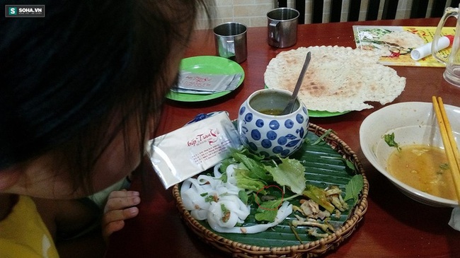 Thực kh&aacute;ch hoảng hồn ph&aacute;t hiện đỉa c&ograve;n sống trong suất mỳ Quảng - Ảnh 2.