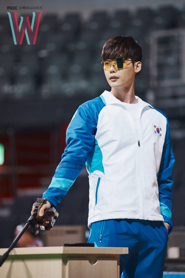 Thiện xạ điển trai Lee Jong Suk cực ngầu trong siêu phẩm hè “W” - Ảnh 2.