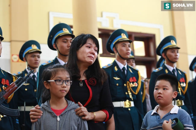 Những hình ảnh xúc động tại lễ hỏa táng Đại tá Trần Quang Khải - Ảnh 3.
