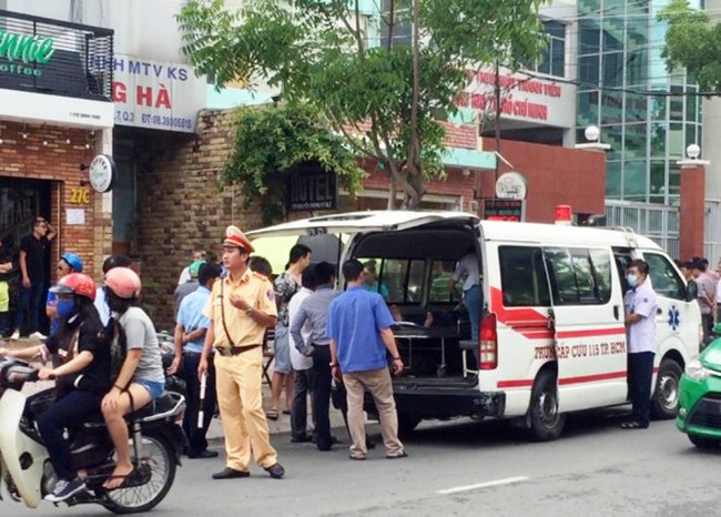 Sập tường cửa hàng trung tâm Sài Gòn, nam thanh niên nhập viện - Ảnh 2.