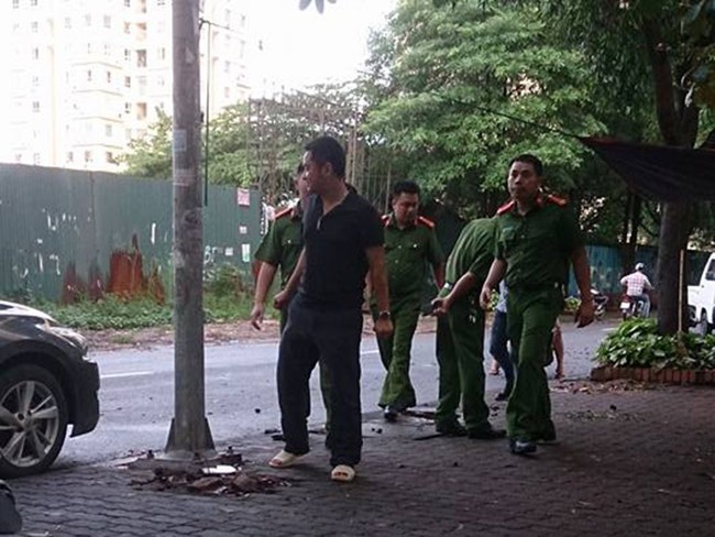 H&agrave; Nội: 40 thanh ni&ecirc;n v&aacute;c dao, kiếm tụ tập giữa phố - Ảnh 2.
