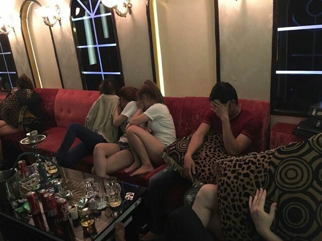 Hàng chục nam thanh nữ tú phê ma túy trong quán karaoke - Ảnh 2.