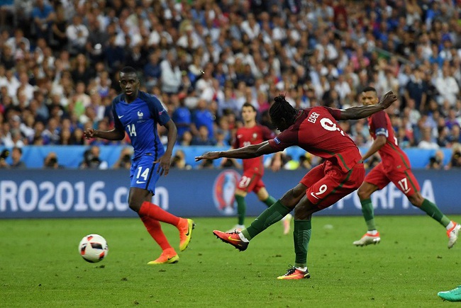 Ch&ugrave;m ảnh: Ronaldo bật kh&oacute;c, Bồ Đ&agrave;o Nha vỡ &ograve;a trong ng&agrave;y lịch sử - Ảnh 11.