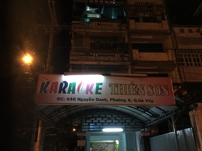 Karaoke kh&ocirc;ng ph&eacute;p chi&ecirc;u đ&atilde;i kh&aacute;ch bằng đặc sản bikini - Ảnh 2.