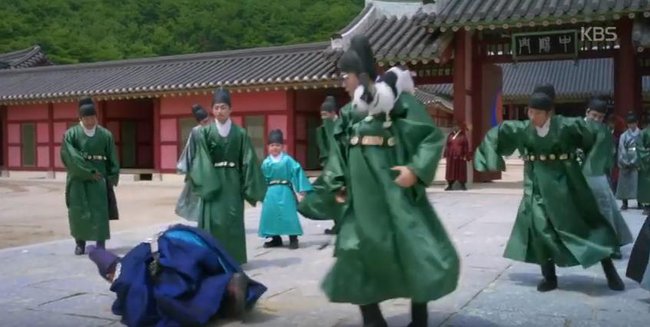 Thái tử Park Bo Gum cùng thái giám “quẩy tung nóc hoàng cung - Ảnh 2.