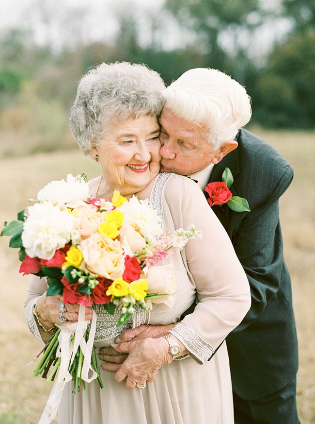 Mỗi người chúng ta đều mong muốn tình yêu thật sự lâu dài, giống như cặp đôi cụ già trong bức ảnh cưới của họ. Họ đại diện cho tình yêu sâu sắc vượt qua thời gian và tuổi tác. Hãy đến và chiêm ngưỡng bức ảnh này, và cảm nhận được tình yêu trong những nét mặt đầy hạnh phúc của cặp đôi này.