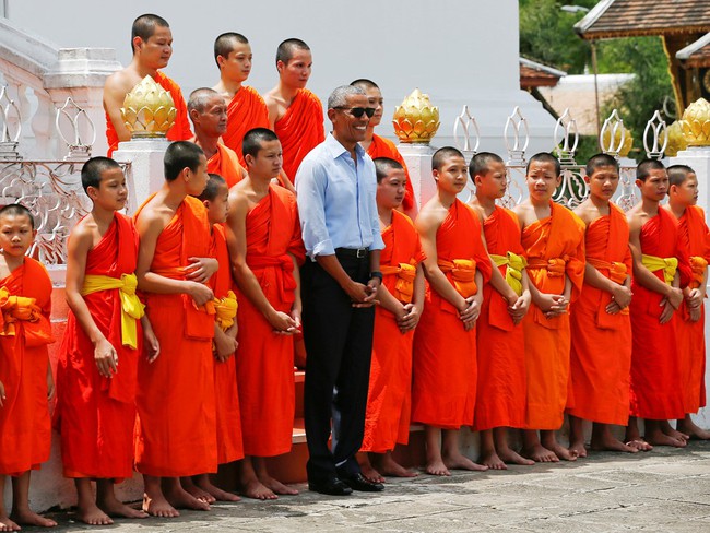 Tổng thống Obama giản dị uống nước dừa trên đường phố Lào - Ảnh 2.