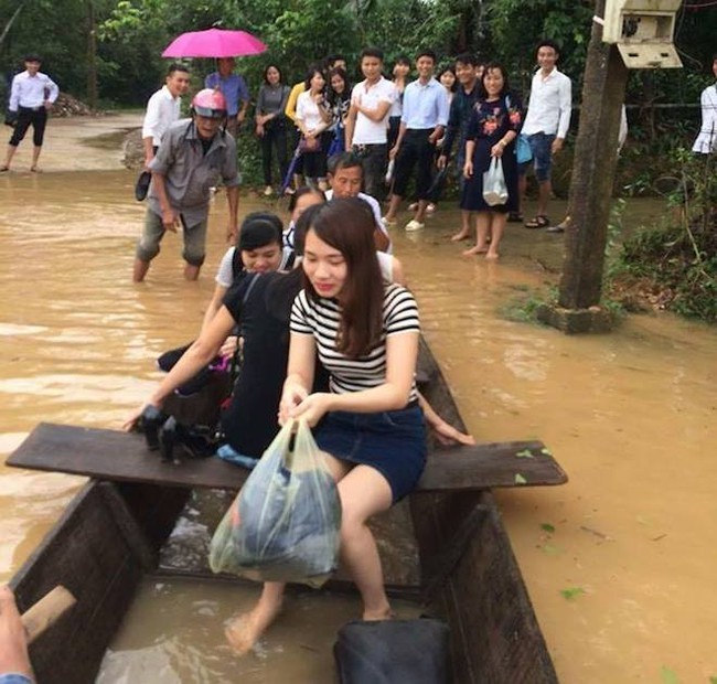 Chú rể thuê thuyền đi đón dâu trong mưa lũ ở Hà Tĩnh - Ảnh 4.