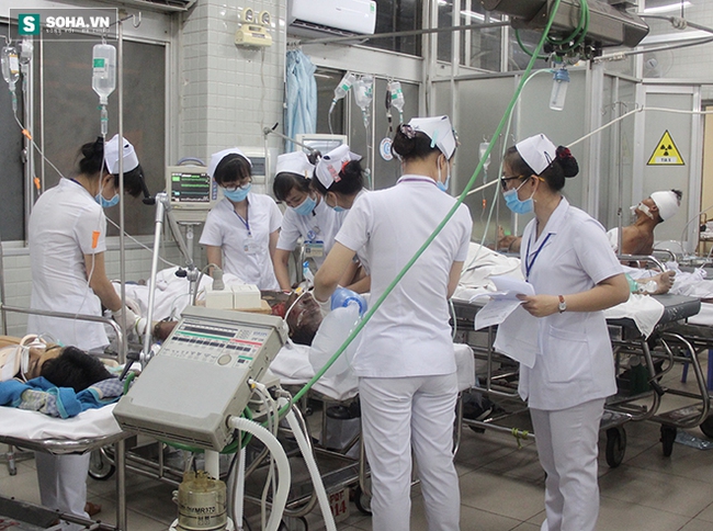 Bệnh nh&acirc;n tung cửa, &ocirc;m bụng chạy v&agrave;o đ&ograve;i được b&aacute;c sĩ cấp cứu gấp - Ảnh 4.