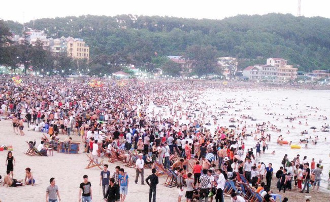 Ch&ugrave;m ảnh: Những b&atilde;i biển ngột ngạt v&agrave; đ&ocirc;ng như n&ecirc;m trong k&igrave; nghỉ lễ - Ảnh 22.
