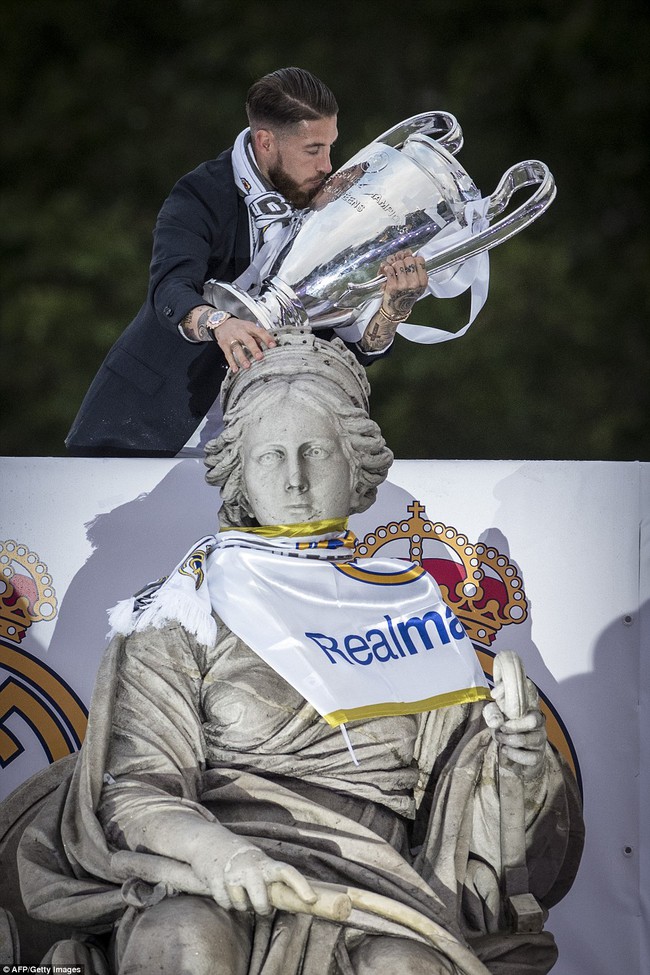 Ch&ugrave;m ảnh m&agrave;n rước C&uacute;p Champions League si&ecirc;u ho&agrave;nh tr&aacute;ng của d&agrave;n sao Real Madrid - Ảnh 17.