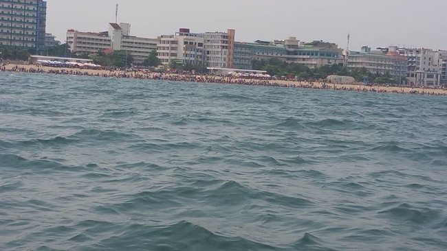 Ch&ugrave;m ảnh: Những b&atilde;i biển ngột ngạt v&agrave; đ&ocirc;ng như n&ecirc;m trong k&igrave; nghỉ lễ - Ảnh 23.