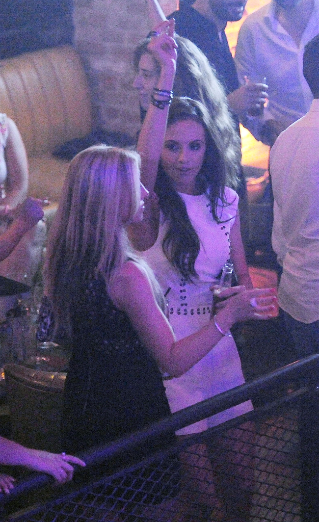 Bạn g&aacute;i cũ nhảy nh&oacute;t c&ugrave;ng trai lạ trong khi kẻ đồi bại Adam Johnson b&oacute;c lịch trong t&ugrave; - Ảnh 5.