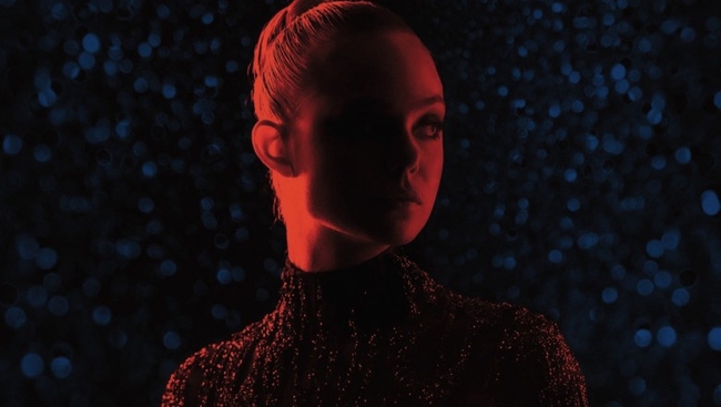 The Neon Demon - Ánh đèn sàn catwalk chưa bao giờ rùng rợn đến thế! - Ảnh 3.