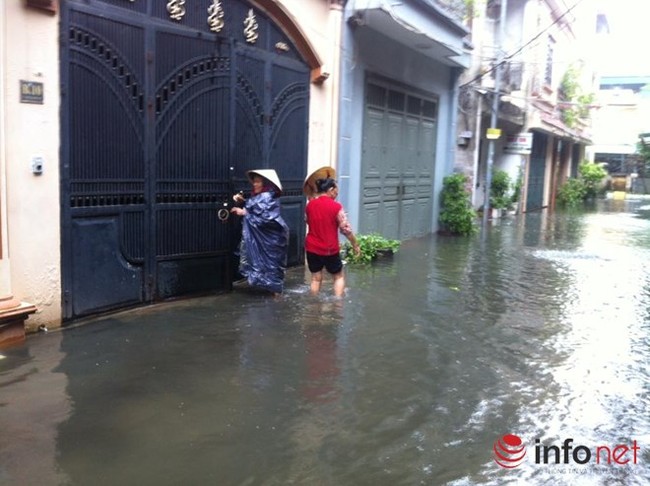 H&agrave; Nội mưa một đ&ecirc;m, người d&acirc;n m&eacute;o mặt v&igrave; phải đi ủng trong nh&agrave; - Ảnh 3.