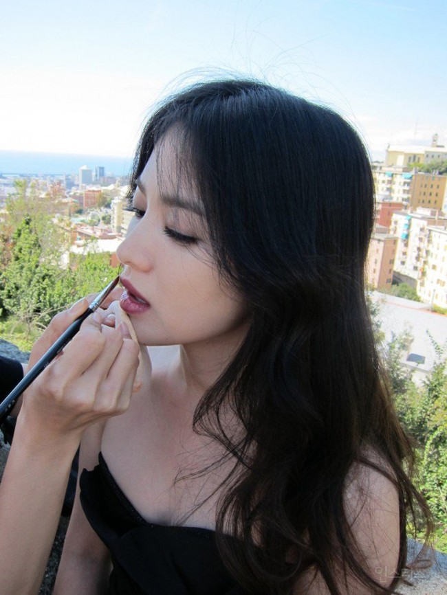 Song Hye Kyo, Lee Hyori và hai người đẹp đình đám: Ai sở hữu chiếc mũi hoàn hảo nhất xứ Hàn? - Ảnh 4.