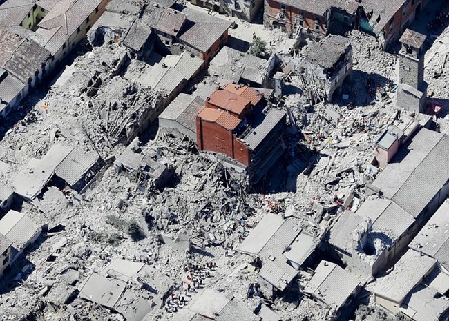 Những hình ảnh nhói lòng từ tâm chấn động đất chết chóc ở Italy - Ảnh 8.