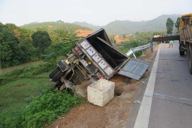 Nam thanh ni&ecirc;n k&ecirc;u cứu thảm thiết v&igrave; g&atilde;y tay, ch&acirc;n sau tai nạn - Ảnh 3.