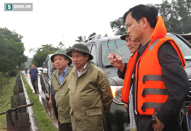 Cuộc sống đảo lộn của hàng nghìn người trên nóc nhà trong lũ dữ - Ảnh 4.