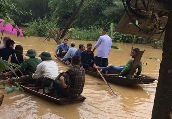 Ch&uacute; rể thu&ecirc; thuyền đi đ&oacute;n d&acirc;u trong mưa lũ ở H&agrave; Tĩnh - Ảnh 5.
