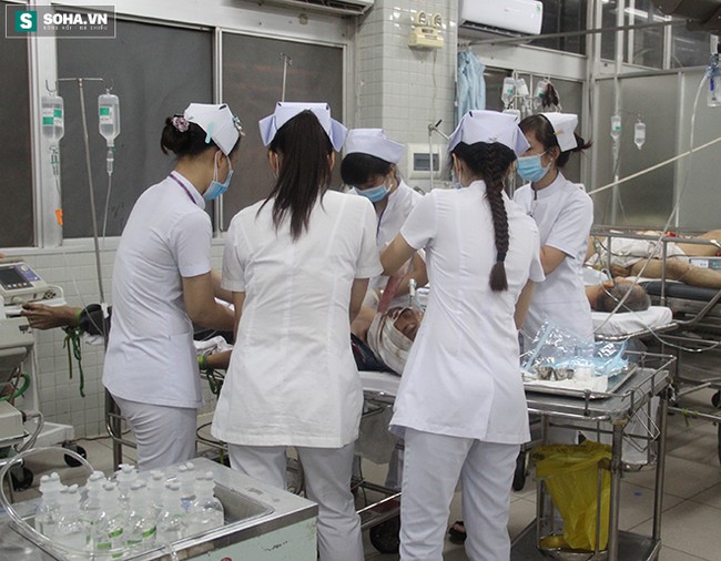 Ma men chửi rủa, đ&aacute;nh y t&aacute;, n&ocirc;n thốc n&ocirc;n th&aacute;o l&ecirc;n người b&aacute;c sĩ - Ảnh 5.