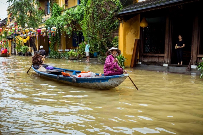 C&oacute; một Hội An l&atilde;ng mạn như thế n&agrave;y đ&acirc;y trong m&ugrave;a nước lũ - Ảnh 6.