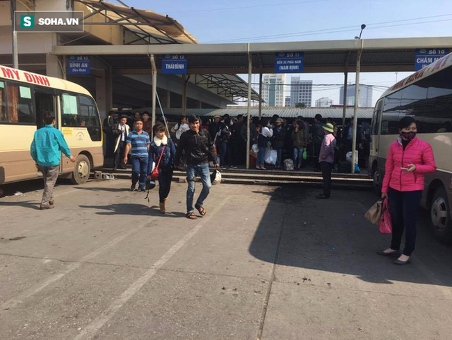 Phản đối đảo tuyến, hàng trăm xe khách đình công, hành khách bơ vơ - Ảnh 4.