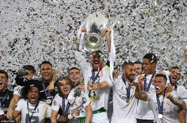 Ch&ugrave;m ảnh m&agrave;n rước C&uacute;p Champions League si&ecirc;u ho&agrave;nh tr&aacute;ng của d&agrave;n sao Real Madrid - Ảnh 24.
