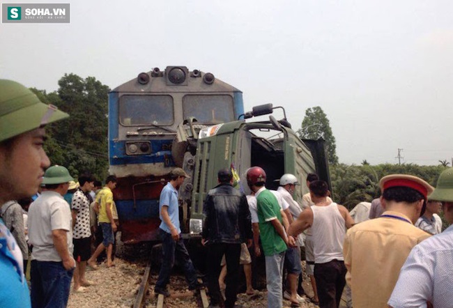 Tai nạn kinh hoàng: Tàu hỏa kéo lê xe tải 50m, giắt vào cầu sắt - Ảnh 4.