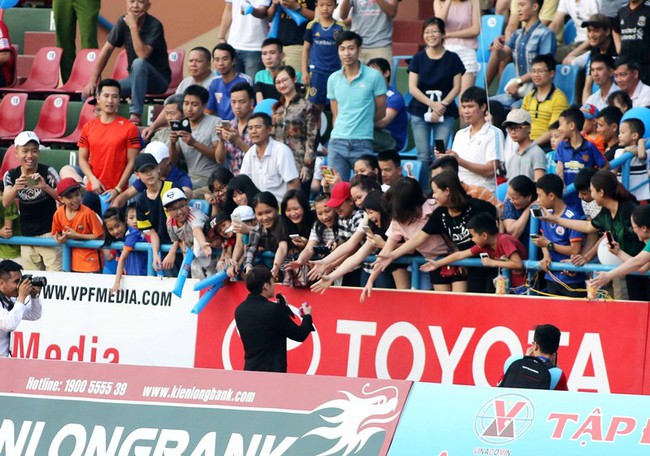 Sơn Tùng MTP tung 4 hit, Than Quảng Ninh đáp lễ... 4 bàn thắng - Ảnh 4.