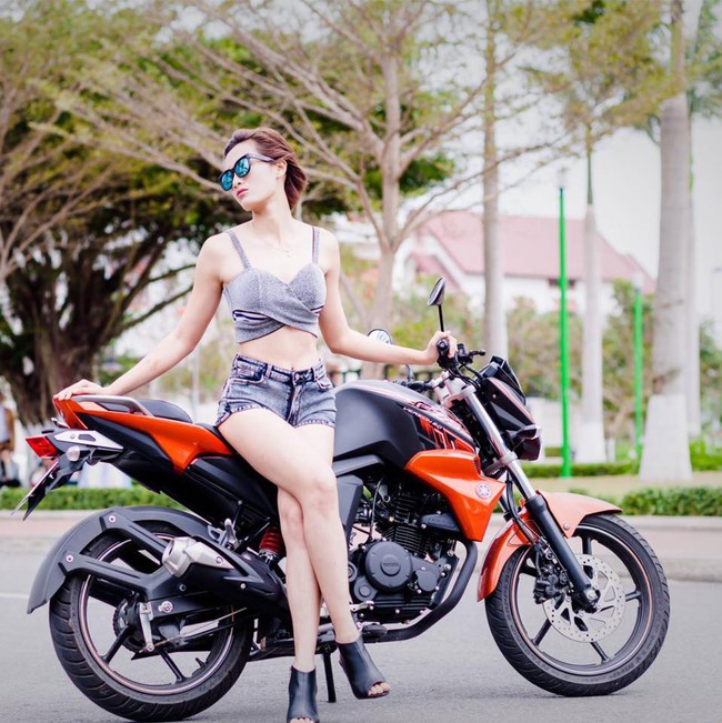 &ldquo;Hot girl&rdquo; b&oacute;ng chuyền n&oacute;ng bỏng b&ecirc;n m&ocirc; t&ocirc; khủng - Ảnh 4.