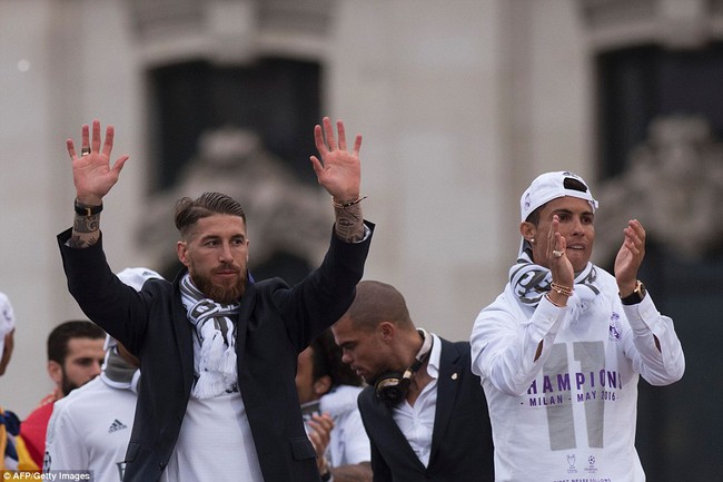 Ch&ugrave;m ảnh m&agrave;n rước C&uacute;p Champions League si&ecirc;u ho&agrave;nh tr&aacute;ng của d&agrave;n sao Real Madrid - Ảnh 5.