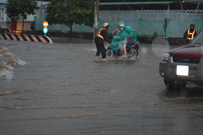 Mưa 30 phút, nước cuốn trôi hàng chục xe máy trên phố - Ảnh 4.