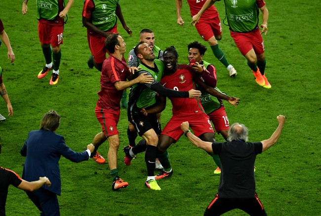 Ch&ugrave;m ảnh: Ronaldo bật kh&oacute;c, Bồ Đ&agrave;o Nha vỡ &ograve;a trong ng&agrave;y lịch sử - Ảnh 13.