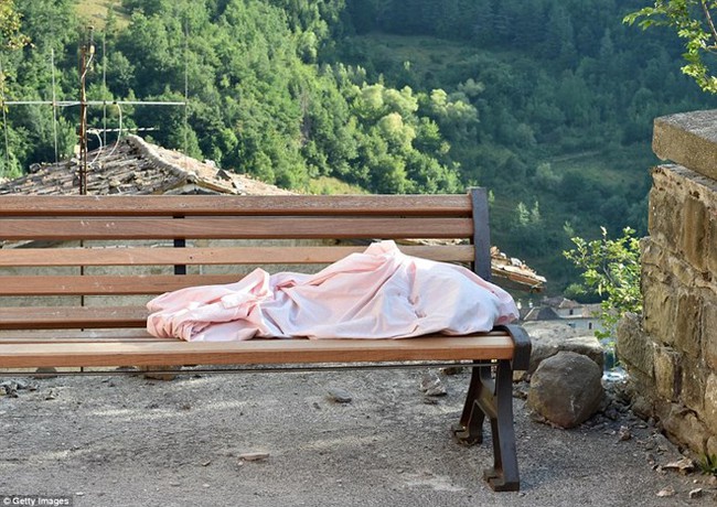 Những h&igrave;nh ảnh nh&oacute;i l&ograve;ng từ t&acirc;m chấn động đất chết ch&oacute;c ở Italy - Ảnh 9.