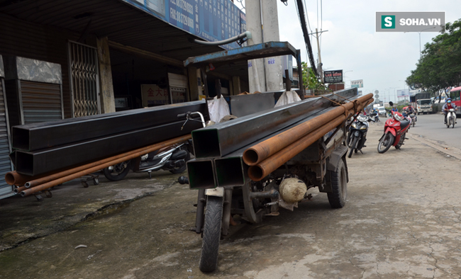 Người chạy xe ba g&aacute;c chở cồng kềnh bật kh&oacute;c khi bị CSGT thổi phạt - Ảnh 4.