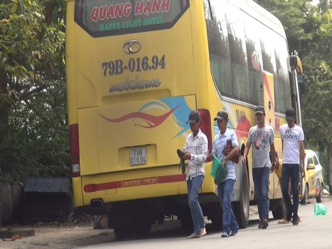 Cận cảnh tr&ograve; lừa đảo của nh&oacute;m giang hồ dọc quốc lộ - Ảnh 5.