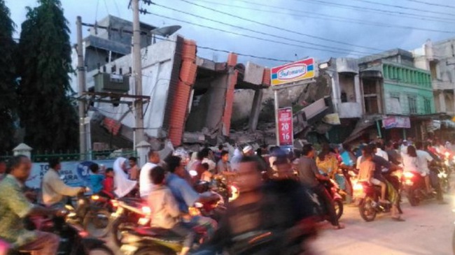 Indonesia động đất mạnh, &iacute;t nhất 18 người chết - Ảnh 4.