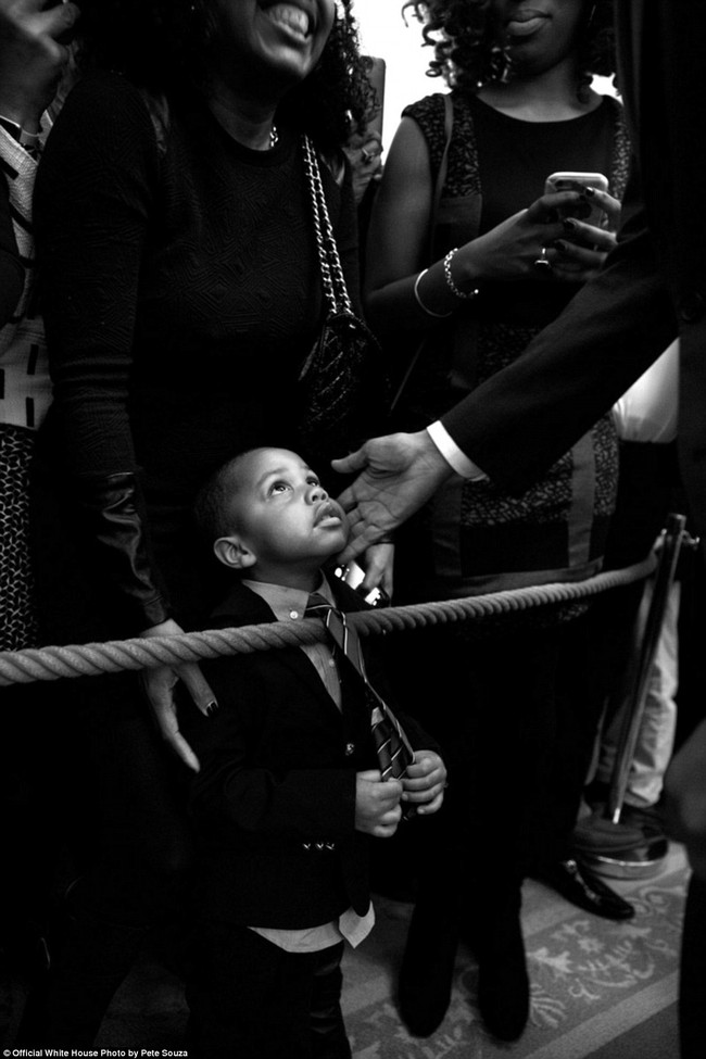 Những khoảnh khắc đầy cảm xúc của Tổng thống Barack Obama trong năm cuối cùng tại Nhà Trắng - Ảnh 4.
