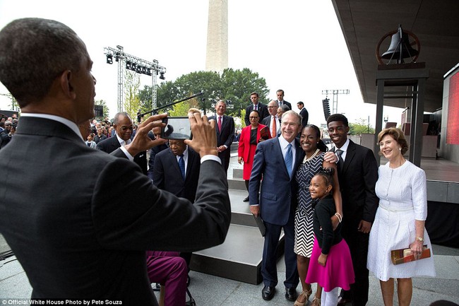 Những khoảnh khắc đầy cảm xúc của Tổng thống Barack Obama trong năm cuối cùng tại Nhà Trắng - Ảnh 24.