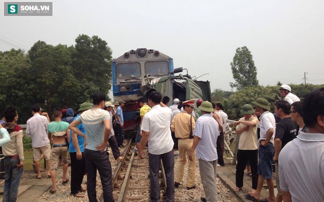 Tai nạn kinh hoàng: Tàu hỏa kéo lê xe tải 50m, giắt vào cầu sắt - Ảnh 5.